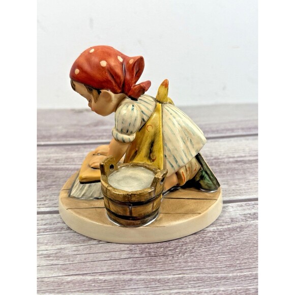 Hummel #363 Big Housecleaning TMK5 Goebel Last Bee w BOX Excellent Condition - Picture 2 of 14